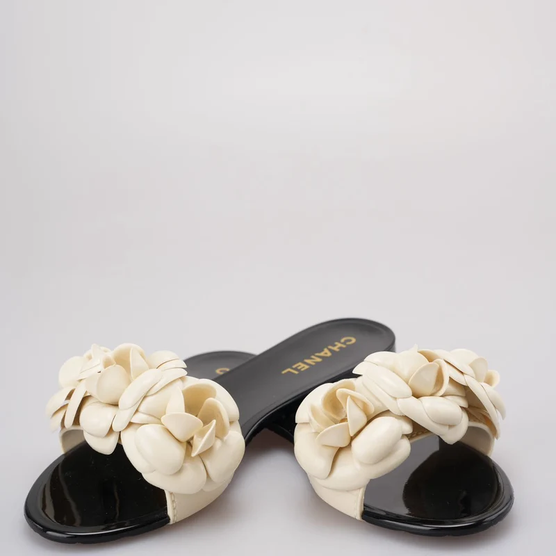 Chanel Schwarz / Weiß Gummi Kamelien Blume Slide Sandalen Größe 36