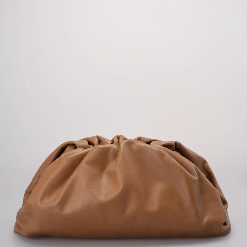 Bottega Veneta – The Pouch Clutch aus braunem Leder