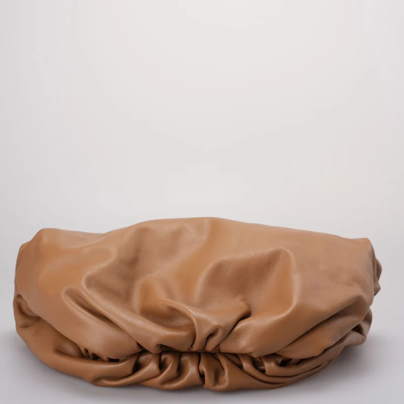 Bottega Veneta – The Pouch Clutch aus braunem Leder