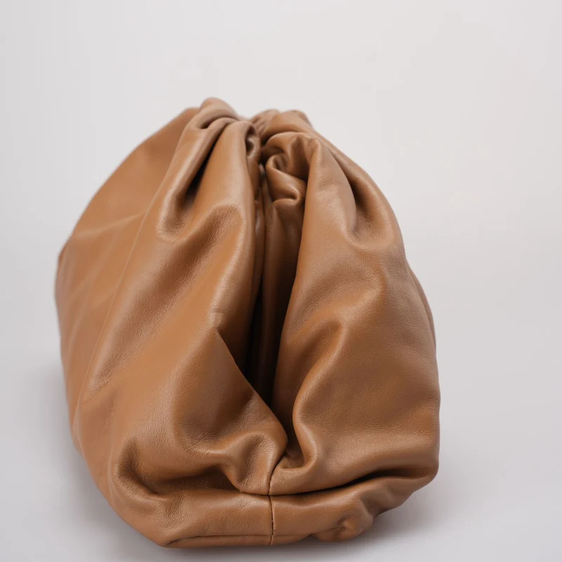 Bottega Veneta – The Pouch Clutch aus braunem Leder