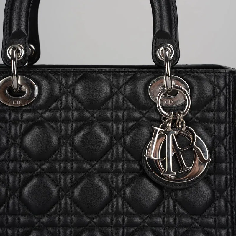 Christian Dior Schwarze mittelgroße Lady Dior Tasche aus Cannage-Lammleder mit silberner Hardware