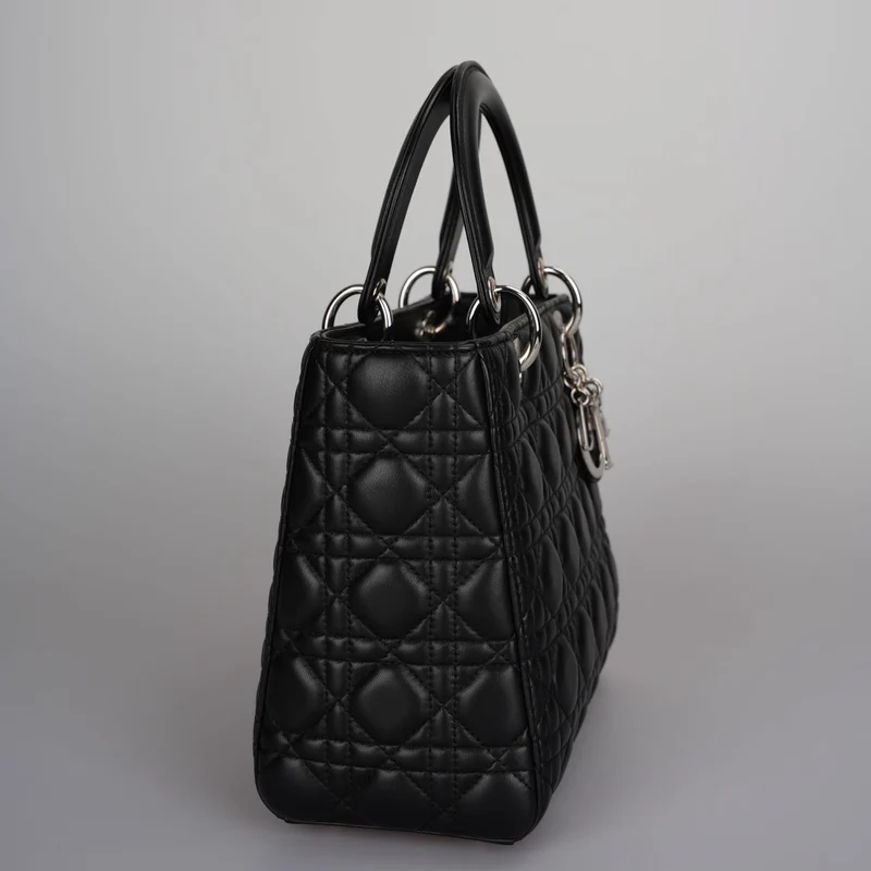 Christian Dior Schwarze mittelgroße Lady Dior Tasche aus Cannage-Lammleder mit silberner Hardware