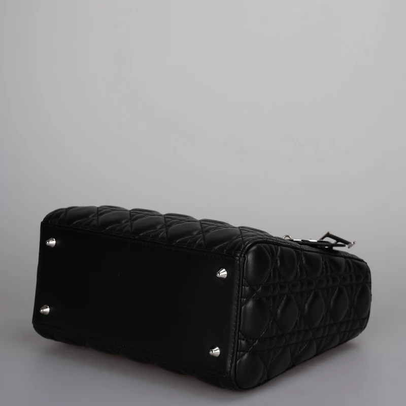Christian Dior Schwarze mittelgroße Lady Dior Tasche aus Cannage-Lammleder mit silberner Hardware