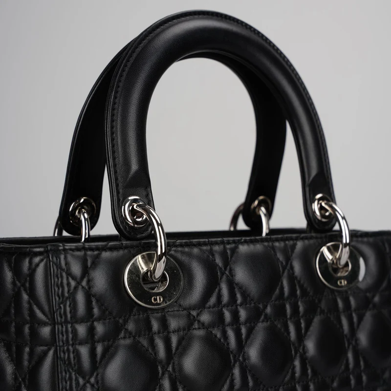 Christian Dior Schwarze mittelgroße Lady Dior Tasche aus Cannage-Lammleder mit silberner Hardware