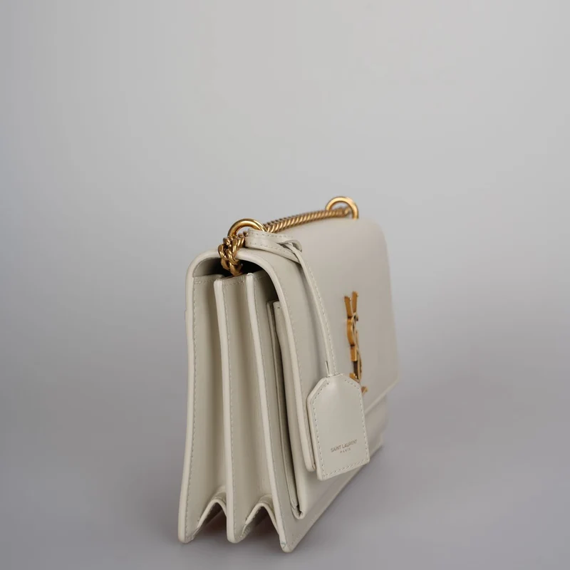 Saint Laurent Sunset Medium Bag aus weißem Kalbsleder mit goldenen Metallteilen