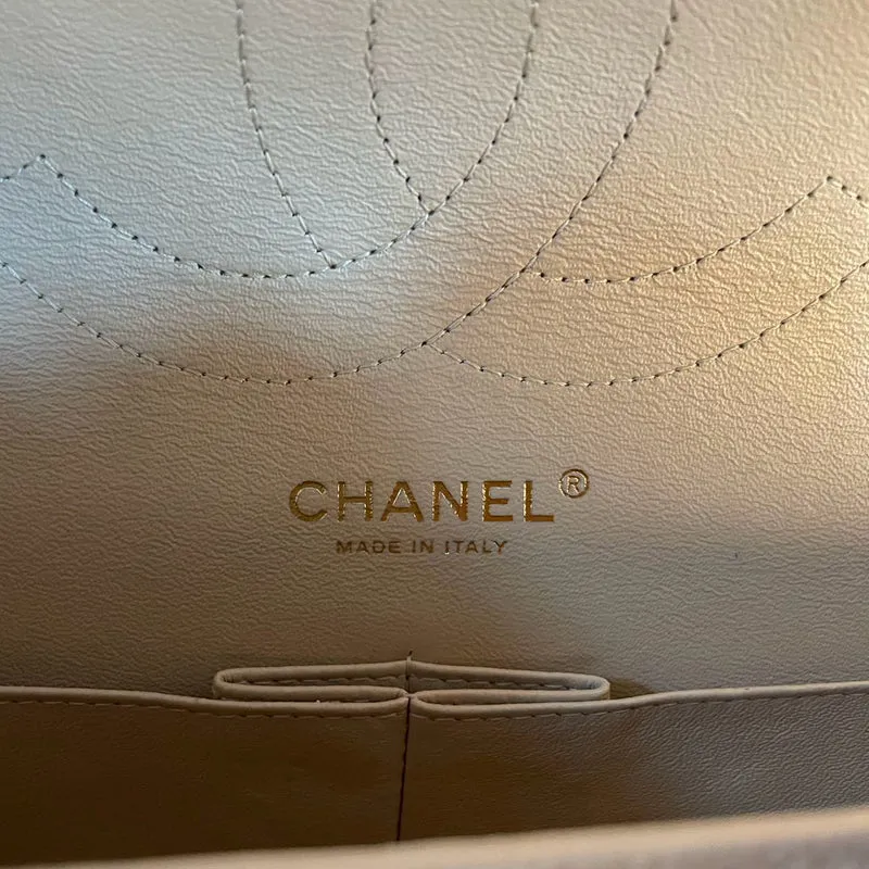 Chanel Classic Double Flap Bag Jumbo aus beigem gestepptem Kaviarleder mit goldenen Beschlägen