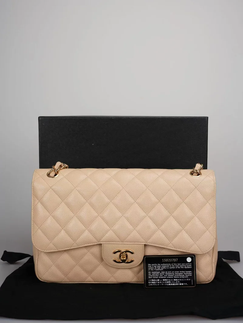 Chanel Classic Double Flap Bag Jumbo aus beigem gestepptem Kaviarleder mit goldenen Beschlägen