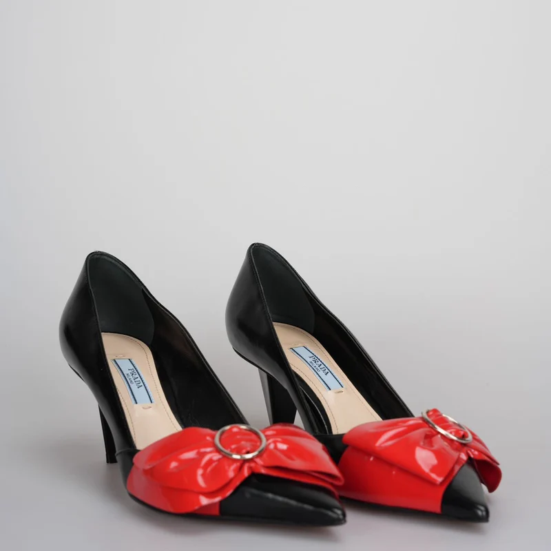 Prada Schwarz/Rote Pumps aus Leder mit spitzer Spitze und Schleife, Größe 38.5