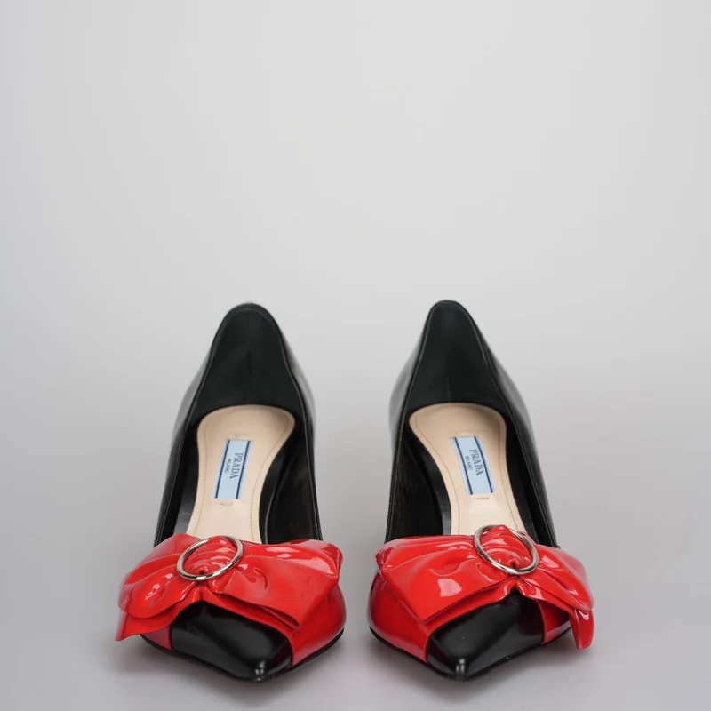 Prada Schwarz/Rote Pumps aus Leder mit spitzer Spitze und Schleife, Größe 38.5