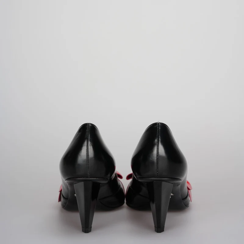 Prada Schwarz/Rote Pumps aus Leder mit spitzer Spitze und Schleife, Größe 38.5