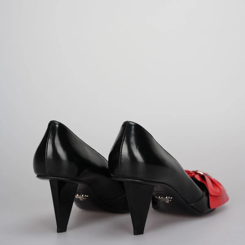 Prada Schwarz/Rote Pumps aus Leder mit spitzer Spitze und Schleife, Größe 38.5