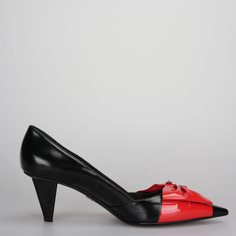 Prada Schwarz/Rote Pumps aus Leder mit spitzer Spitze und Schleife, Größe 38.5