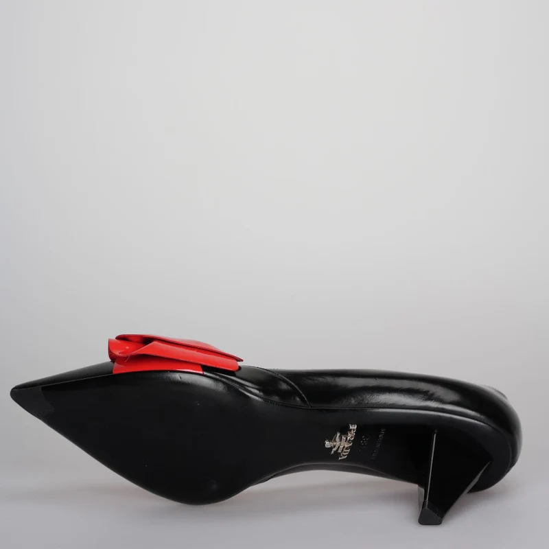 Prada Schwarz/Rote Pumps aus Leder mit spitzer Spitze und Schleife, Größe 38.5