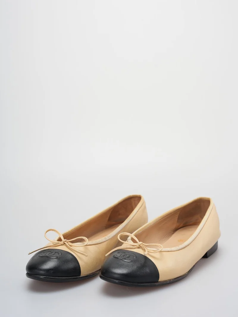 Chanel Beige/Schwarzes Leder CC Schleife Cap Toe Ballerinas Größe 37 .5