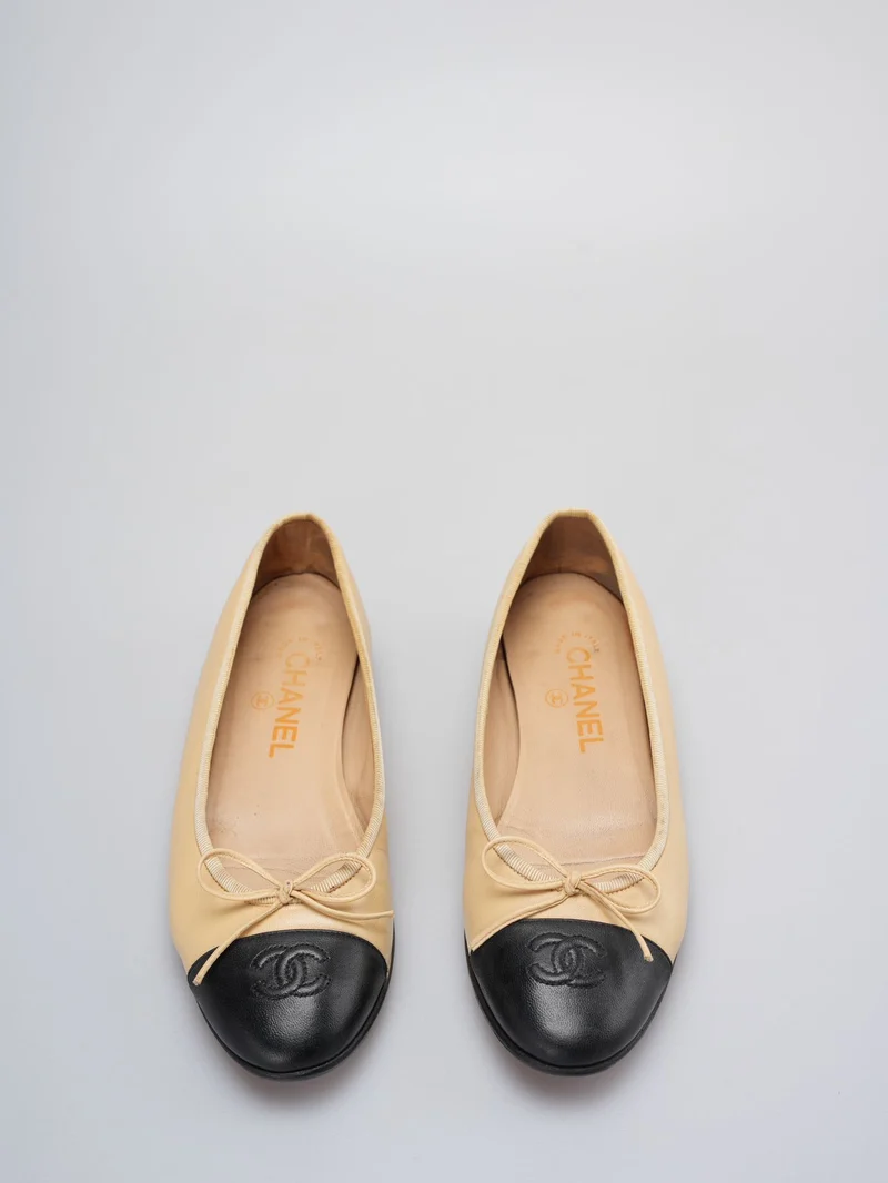 Chanel Beige/Schwarzes Leder CC Schleife Cap Toe Ballerinas Größe 37 .5