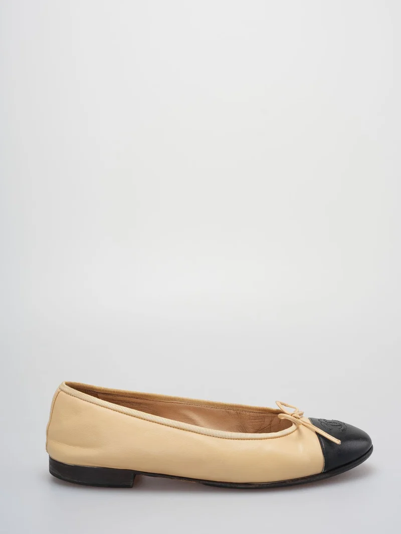 Chanel Beige/Schwarzes Leder CC Schleife Cap Toe Ballerinas Größe 37 .5