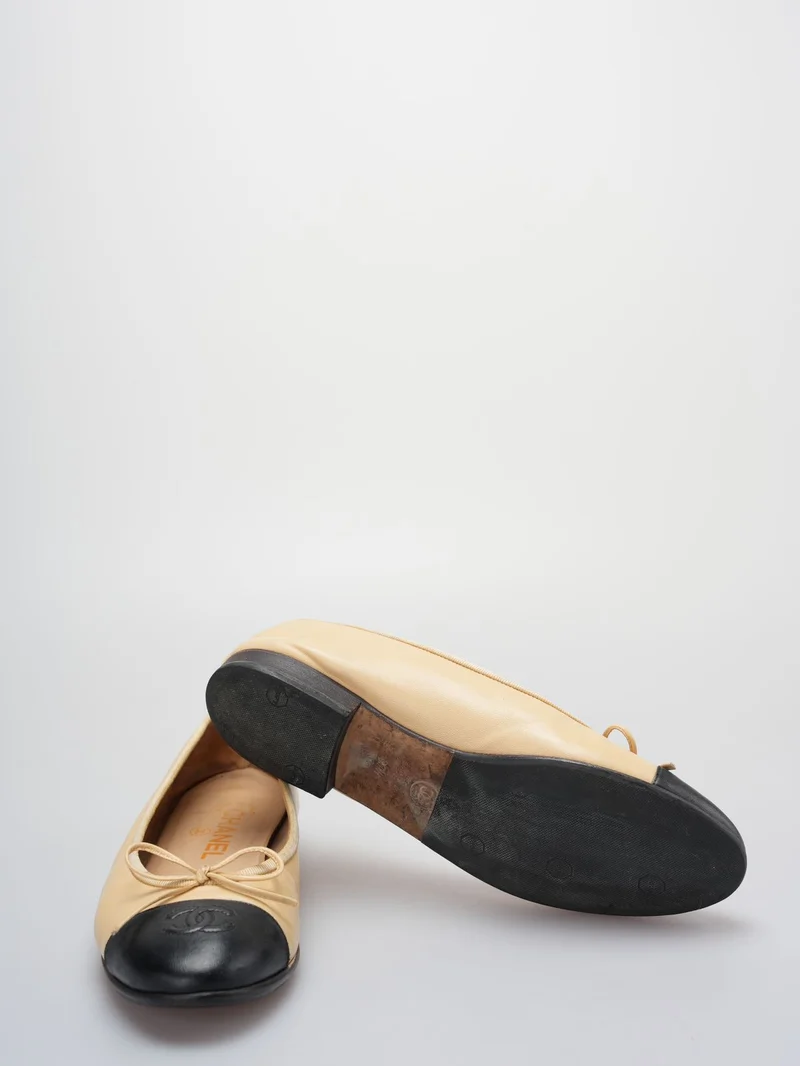 Chanel Beige/Schwarzes Leder CC Schleife Cap Toe Ballerinas Größe 37 .5