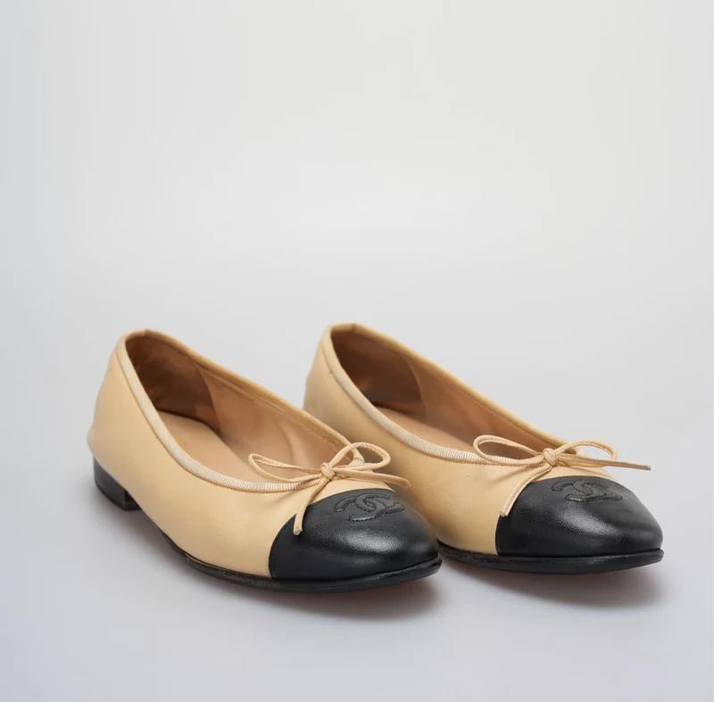 Chanel Beige/Schwarzes Leder CC Schleife Cap Toe Ballerinas Größe 37 .5