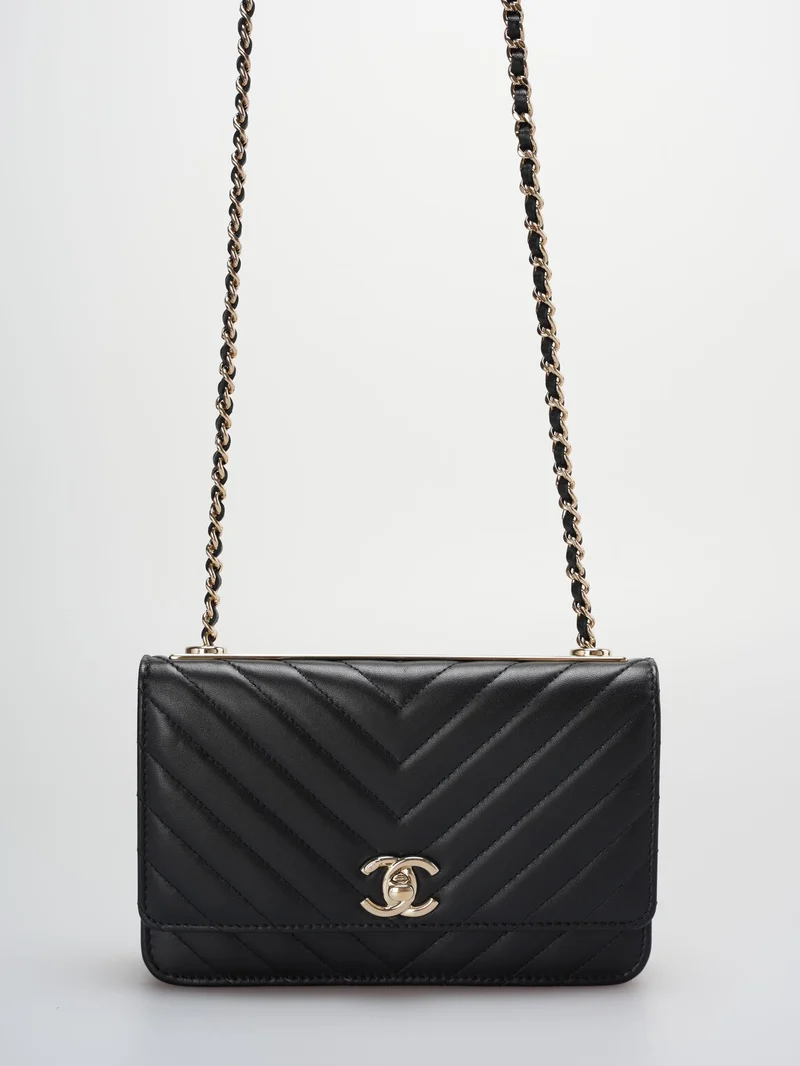 Chanel – Trendy CC-Geldbörse aus Lammleder mit Chevron-Muster und gesteppter Kette in Schwarz
