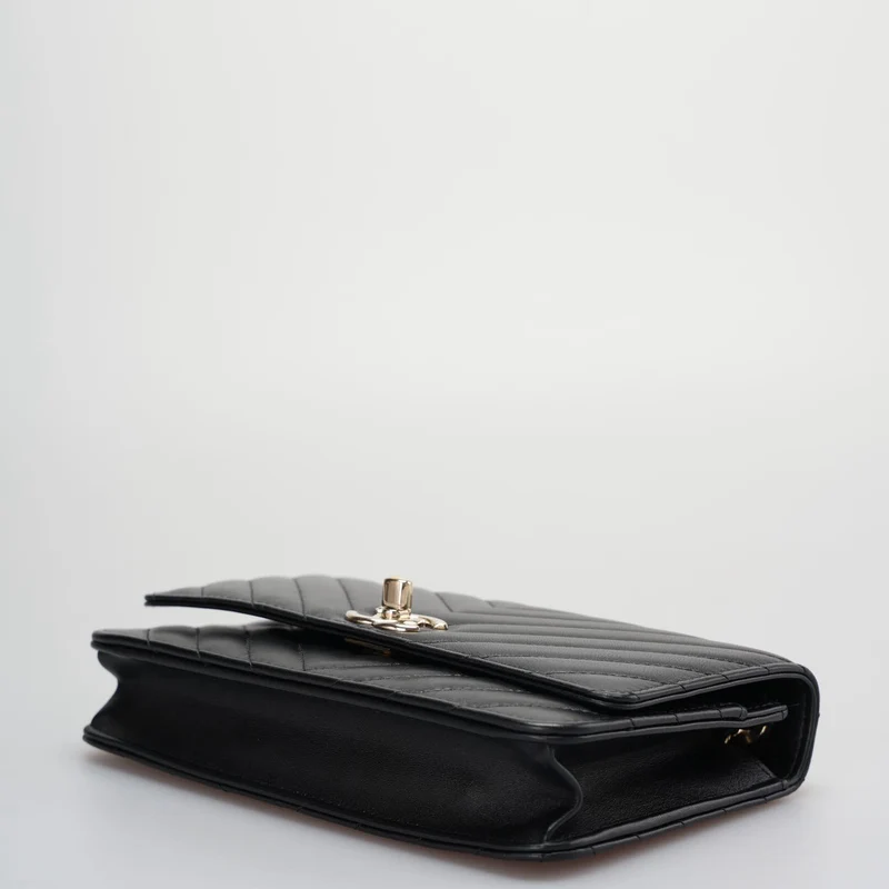 Chanel – Trendy CC-Geldbörse aus Lammleder mit Chevron-Muster und gesteppter Kette in Schwarz