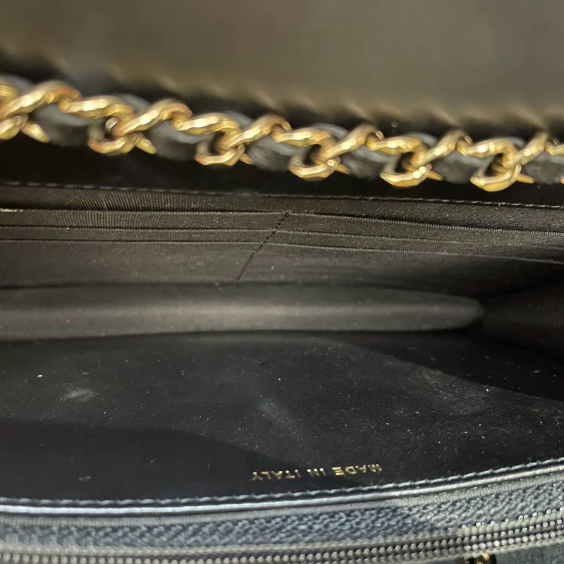 Chanel – Trendy CC-Geldbörse aus Lammleder mit Chevron-Muster und gesteppter Kette in Schwarz