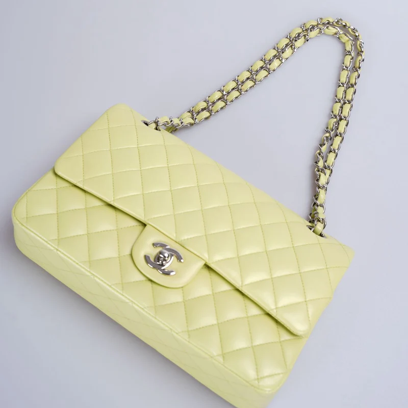 Chanel Medium Classic Double Flap Bag in pastellbuttergelber Farbe mit silberner Hardware