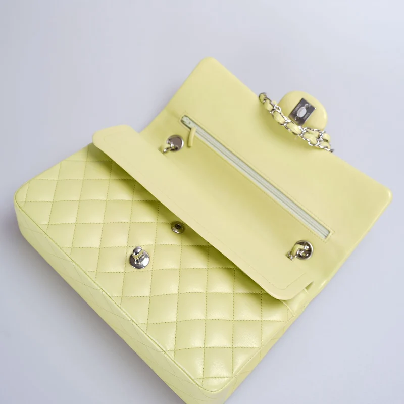 Chanel Medium Classic Double Flap Bag in pastellbuttergelber Farbe mit silberner Hardware