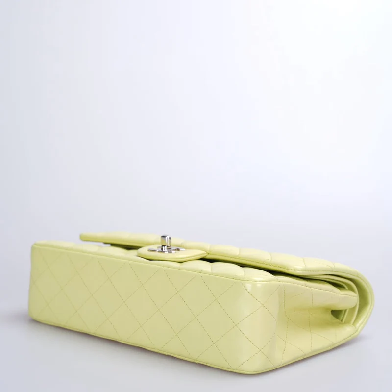Chanel Medium Classic Double Flap Bag in pastellbuttergelber Farbe mit silberner Hardware