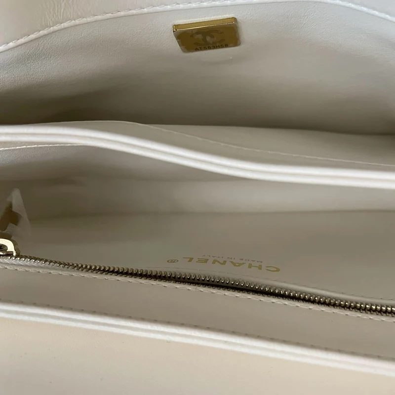 Chanel – Trendy CC-Tasche aus Lammleder in Weiß mit Tragegriff oben in kleiner Größe