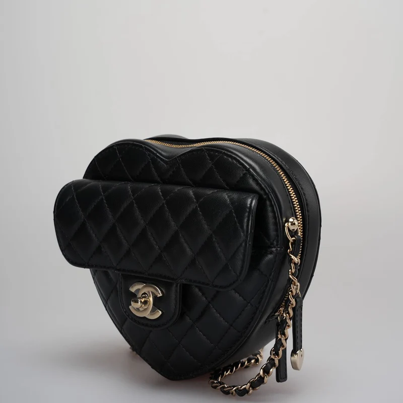 Chanel Große Herztasche aus schwarzem gestepptem Lammleder