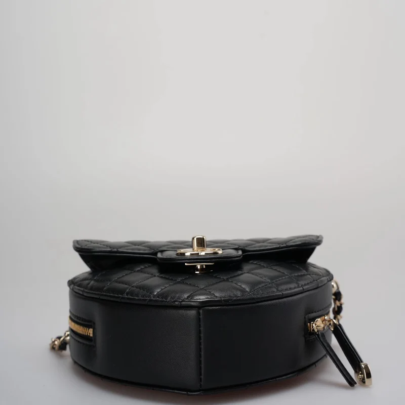 Chanel Große Herztasche aus schwarzem gestepptem Lammleder