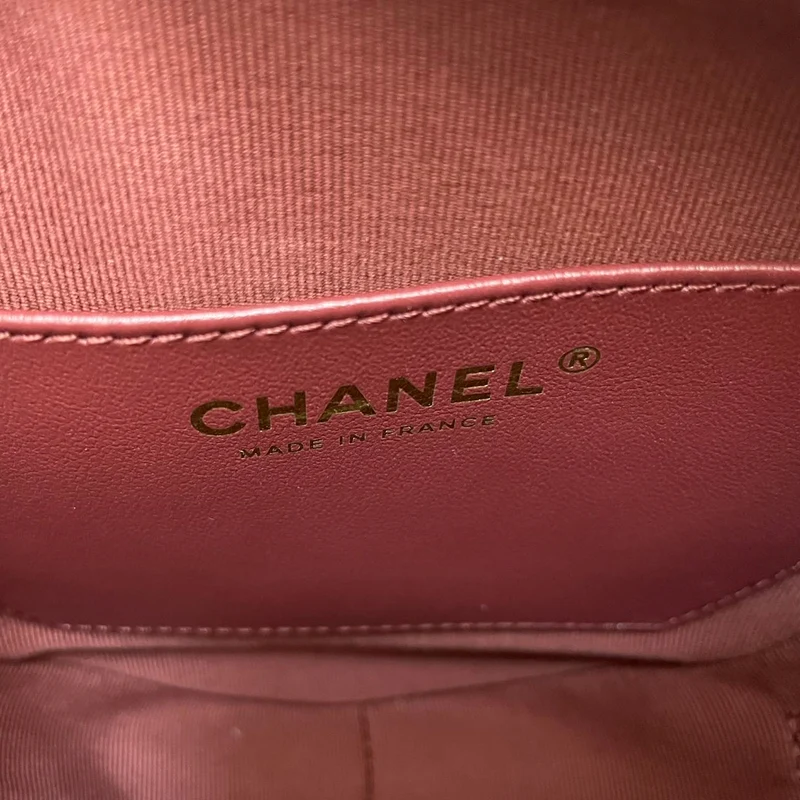 Chanel Große Herztasche aus schwarzem gestepptem Lammleder