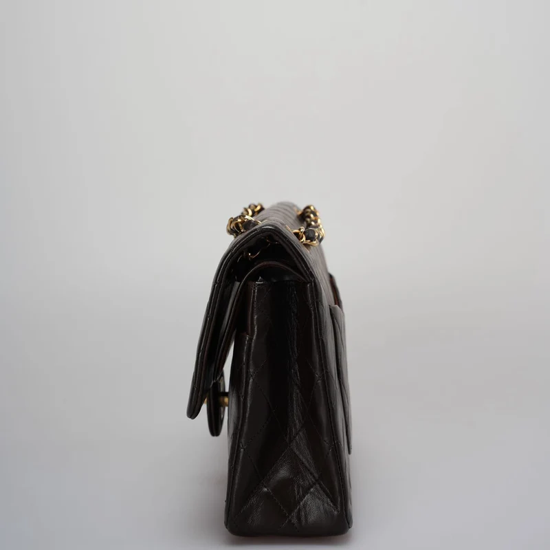 Chanel Vintage Classic Flap Bag in Schokoladenbraun mit 24 Karat Goldbeschlägen mittlerer Größe