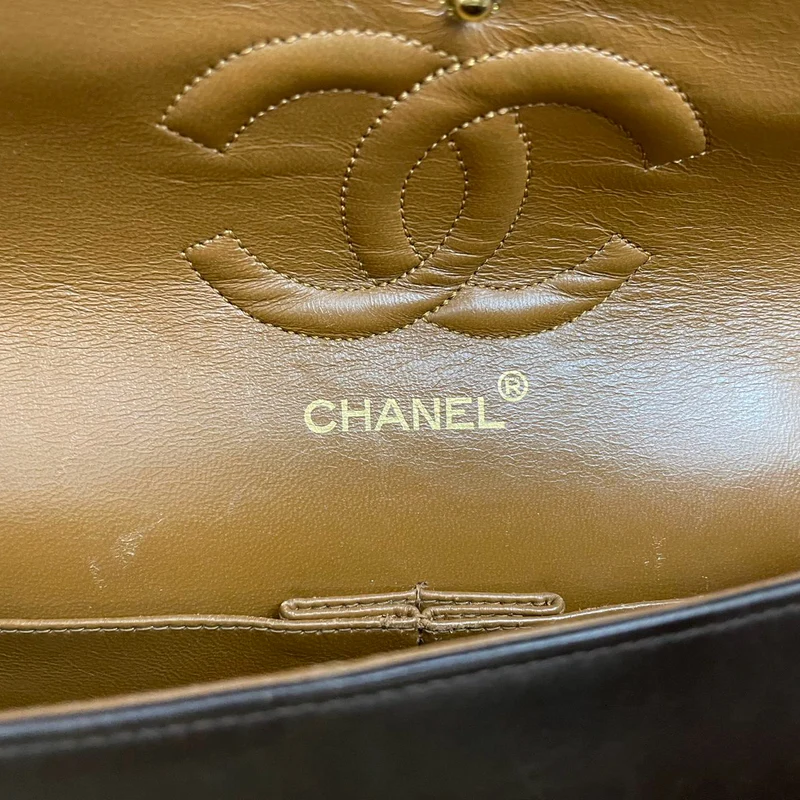 Chanel Vintage Classic Flap Bag in Schokoladenbraun mit 24 Karat Goldbeschlägen mittlerer Größe