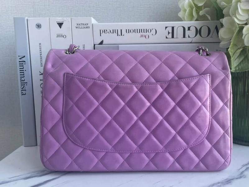 Lila Chanel Jumbo Classic Double Flap Bag aus Lammleder mit silberner Hardware