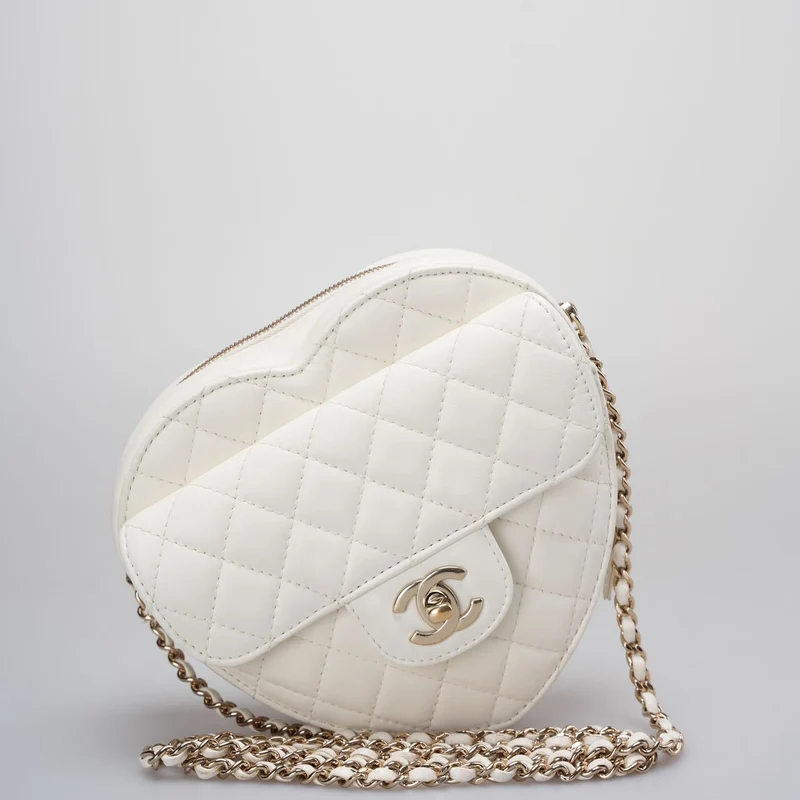 Chanel Big Heart Bag CC In Love Clutch aus gestepptem Lammleder mit Kette in Weiß