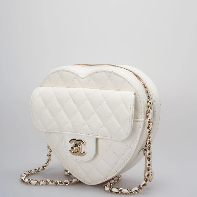 Chanel Big Heart Bag CC In Love Clutch aus gestepptem Lammleder mit Kette in Weiß