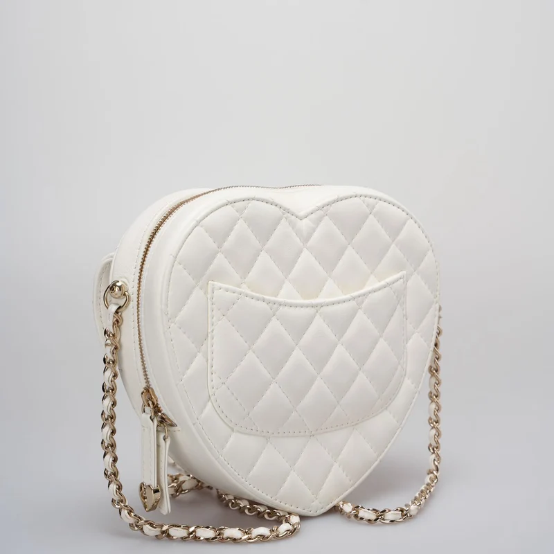 Chanel Big Heart Bag CC In Love Clutch aus gestepptem Lammleder mit Kette in Weiß