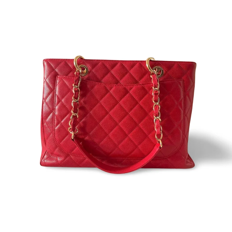 Rote mittelgroße Einkaufstasche von Chanel mit goldenen Beschlägen