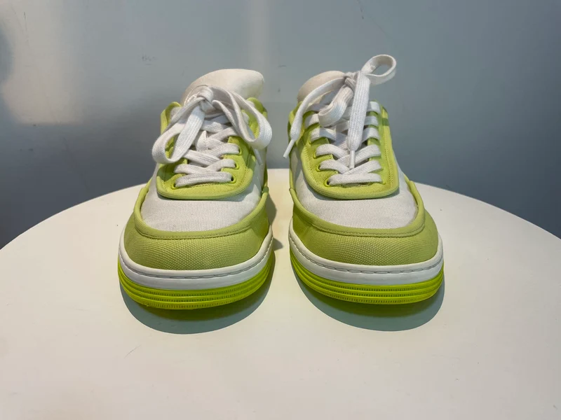 Chanel-Stoff-Sneakers in Limettengelb mit CC-LOGO