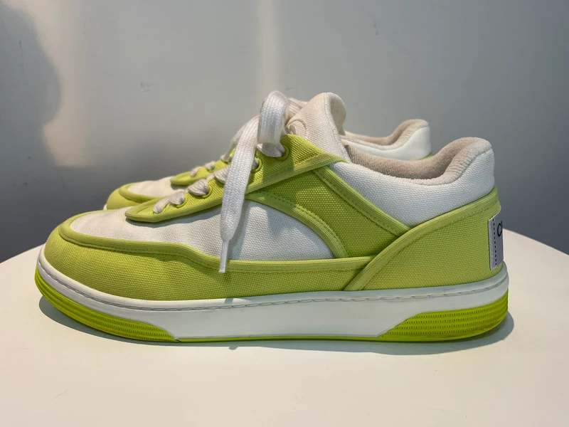 Chanel-Stoff-Sneakers in Limettengelb mit CC-LOGO