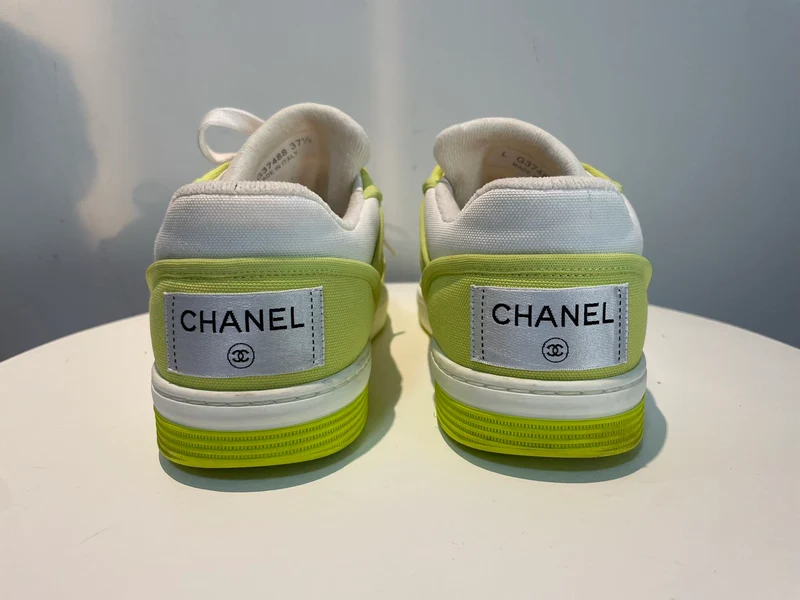 Chanel-Stoff-Sneakers in Limettengelb mit CC-LOGO
