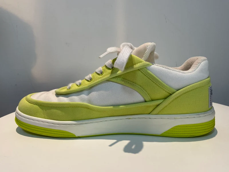 Chanel-Stoff-Sneakers in Limettengelb mit CC-LOGO