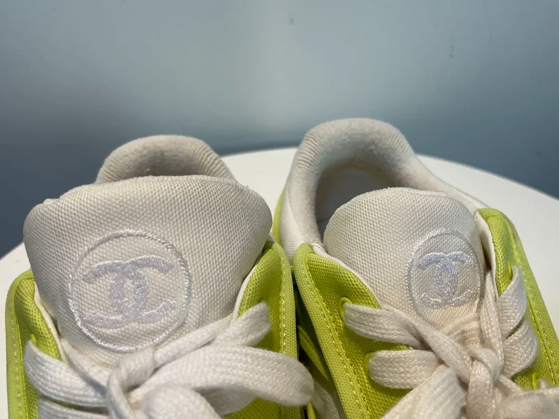 Chanel-Stoff-Sneakers in Limettengelb mit CC-LOGO