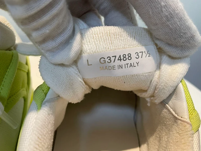Chanel-Stoff-Sneakers in Limettengelb mit CC-LOGO