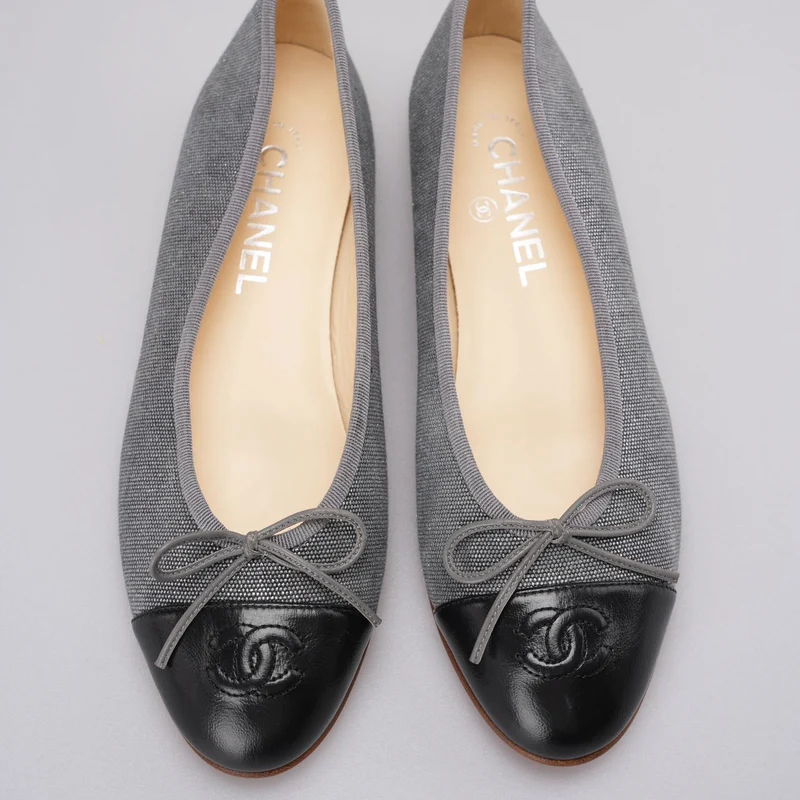 Chanel Ballerinas Ballerinas in Grau/Schwarz Größe 38