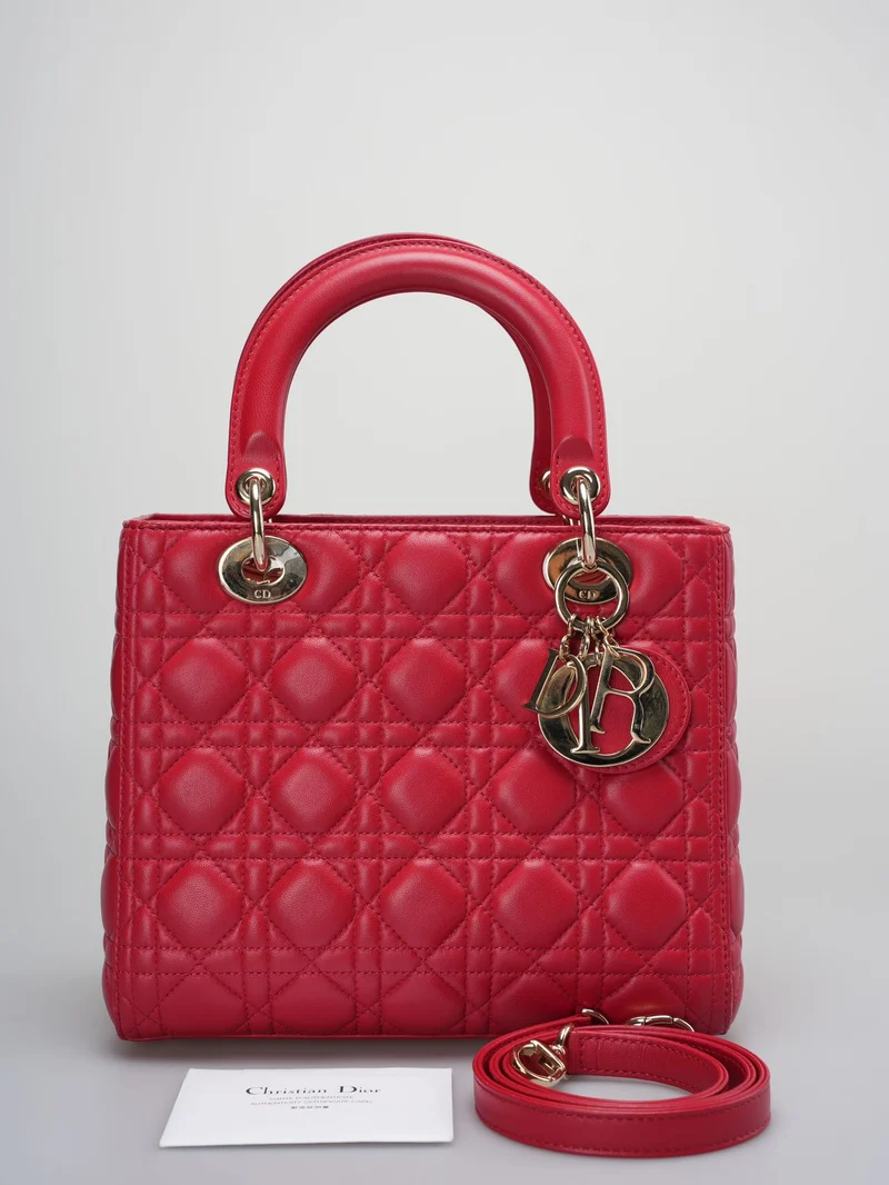 Christian Dior Rote mittelgroße Lady Dior Tasche aus Cannage-Lammleder mit goldenen Beschlägen