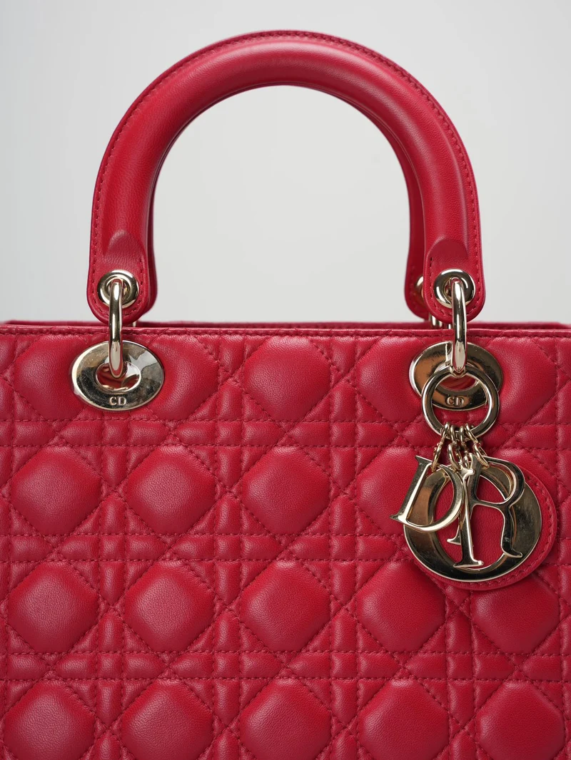 Christian Dior Rote mittelgroße Lady Dior Tasche aus Cannage-Lammleder mit goldenen Beschlägen