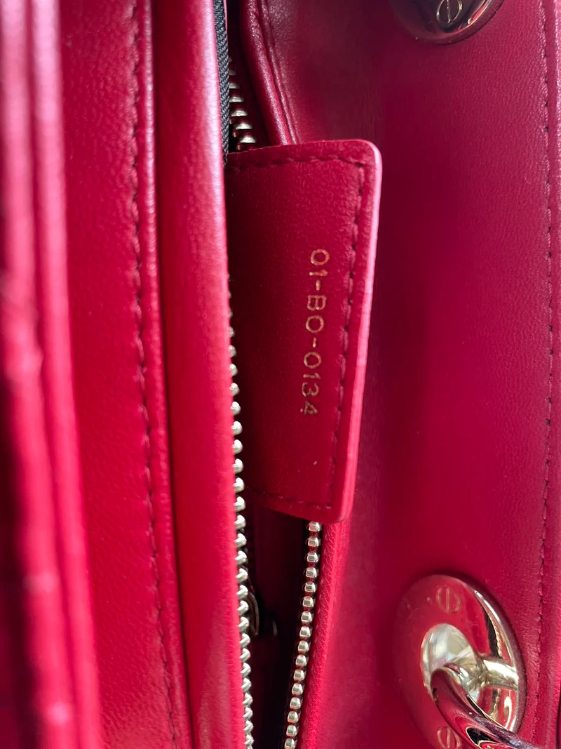 Christian Dior Rote mittelgroße Lady Dior Tasche aus Cannage-Lammleder mit goldenen Beschlägen