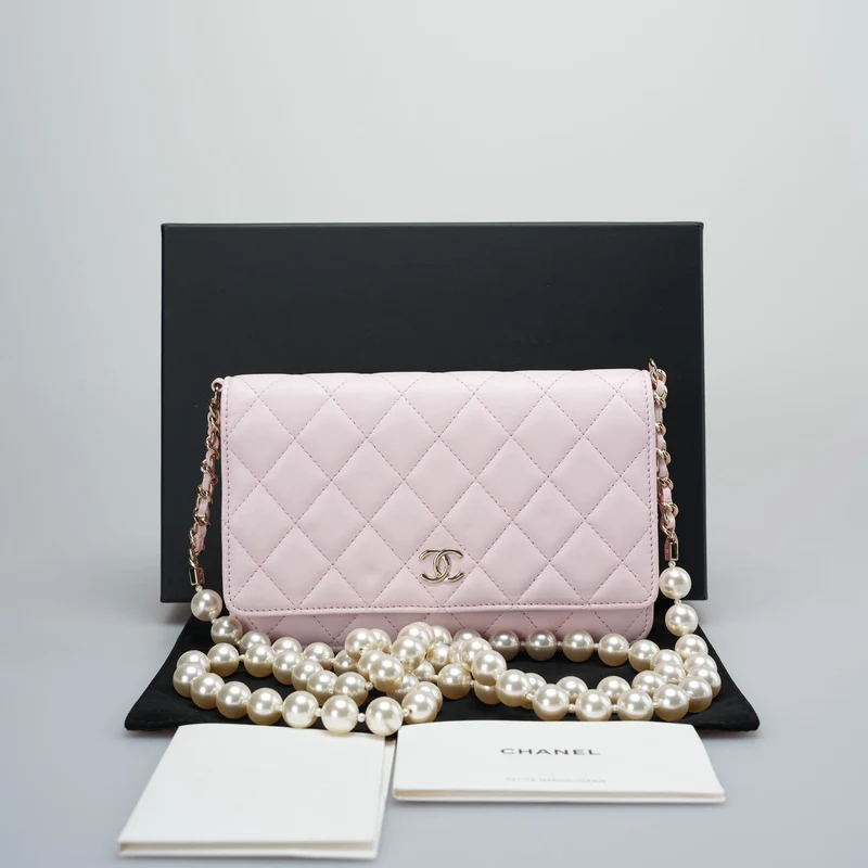 Chanel Baby Pink Wallet on Chain (WOC) aus gestepptem Lammleder mit Perlenkette – Goldbeschläge